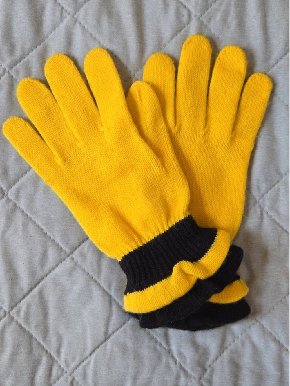Yellow and black women's knit gloves with ruffle striped cuff
